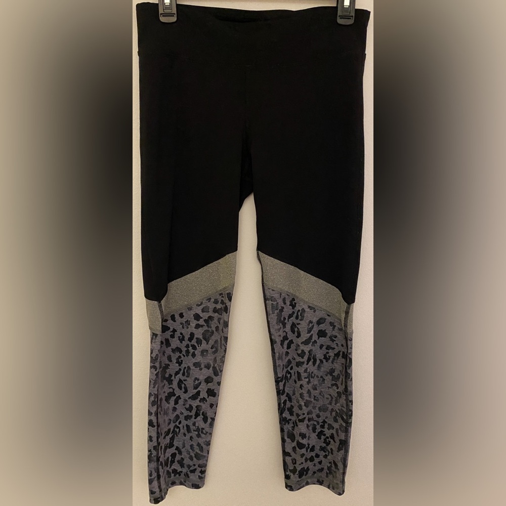 Aero Black and Gray Leopard Print Leggings Women’s Sz Large